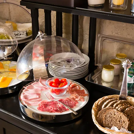 Szálloda & De Latour Maubourg